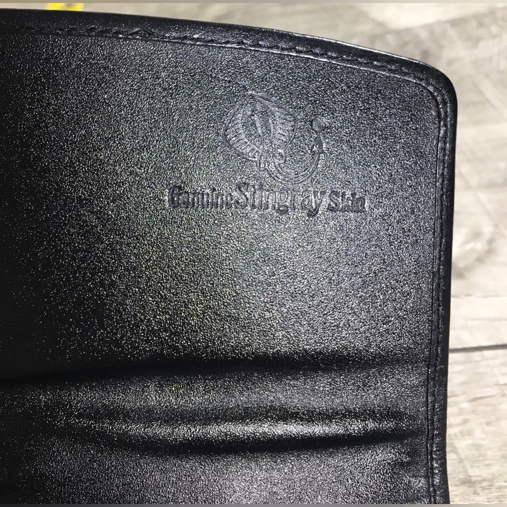 New Stingray Black Clutch with White Accent Wallet Trifold Snap Coins Organizer - Picture 5 of 9